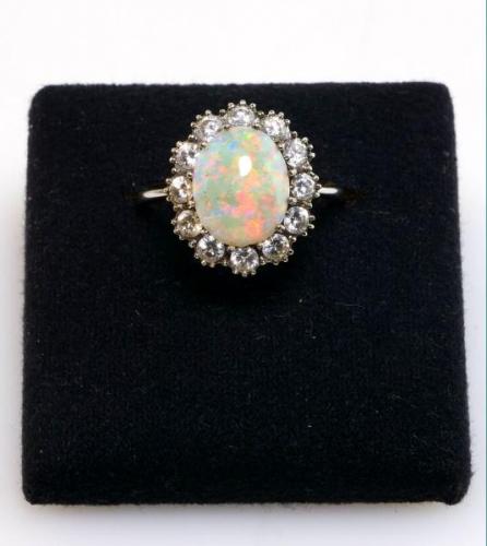 Zlatý prsten s opálem a diamanty Zlatý prsten s opálem a diamanty