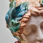 Fajánsová busta ve stylu Alfonse Muchy Fajánsová busta ve stylu Alfonse Muchy