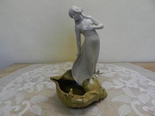 Secesní figurální miska, signováno - Royal Dux   Secesní figurální miska, signováno - Royal Dux