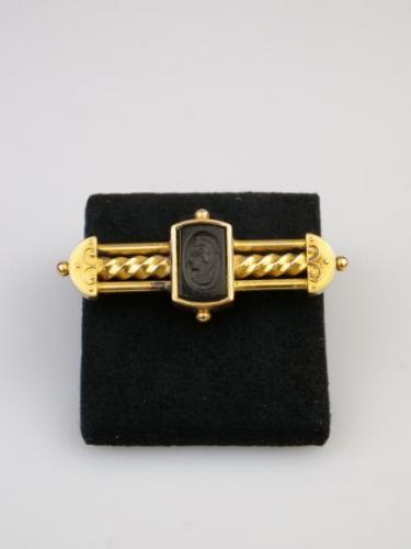 Zlatá brož s kamejí Zlatá brož s kamejí