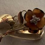 Zlatá brož s chalcedonem Zlatá brož s chalcedonem