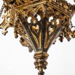 Menší neogotický lustr Menší neogotický lustr