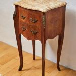 Intarzovaná komodka s vrchní mramorovou deskou Intarzovaná komodka s vrchní mramorovou deskou