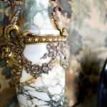 Cassolette vázy. Mramor a zlacený bronz V 62cm Cassolette vázy. Mramor a zlacený bronz V 62cm