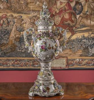 129. Vysoká dekorativní dvouuchá váza s víkem 129. Vysoká dekorativní dvouuchá váza s víkem