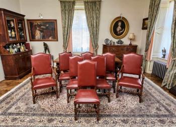 Sada 8 historických židlí ve stylu Ludvíka XIII. Sada 8 historických židlí ve stylu Ludvíka XIII.