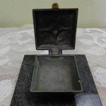 Bronzový objekt na kamenném podstavci Bronzový objekt na kamenném podstavci