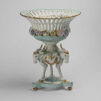 97. Dekorativní nástolec s motivem kozlů 97. Dekorativní nástolec s motivem kozlů