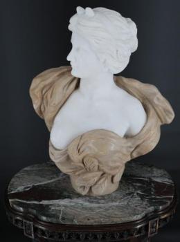 Velká mramorová busta mladé ženy Velká mramorová busta mladé ženy