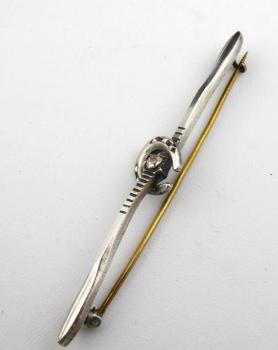 Brož s podkovou, bílý a žlutý kov, skleněný kamíne Brož s podkovou, bílý a žlutý kov, skleněný kamíne