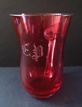 Džbánek z rosalínového skla s monogramem Džbánek z rosalínového skla s monogramem