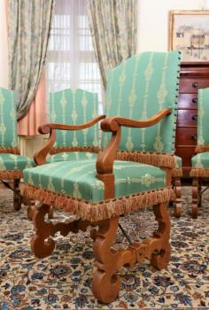 2 Křesla + 4 Židle. Po celkové renovaci 2 Křesla + 4 Židle. Po celkové renovaci