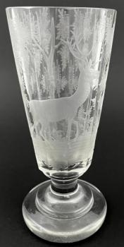 Vysoká sklenice s rytinou jelena na mýtině Vysoká sklenice s rytinou jelena na mýtině