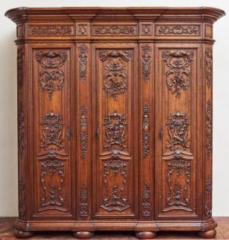 Bohatě vyřezávaná Lutyšská skříň Bohatě vyřezávaná Lutyšská skříň