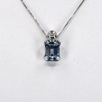 Bílozlatý přívěsek s akvamarínem Bílozlatý přívěsek s akvamarínem