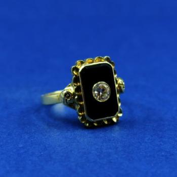 Zlatý pánský prsten s onyxem a briliantem Zlatý pánský prsten s onyxem a briliantem