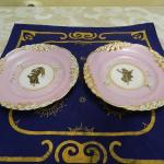 Párové růžové zlacené talíře Párové růžové zlacené talíře