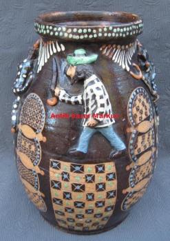 Váza figurální, dědek s čertem, rusínská keramika Váza figurální, dědek s čertem, rusínská keramika