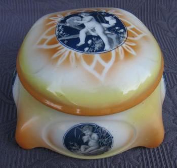 Dóza-chlapci-malý muzikanti, zn. Franz Manka Dóza-chlapci-malý muzikanti, zn. Franz Manka