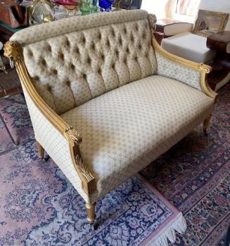 Zlacená sofa s lvími hlavami  Zlacená sofa s lvími hlavami