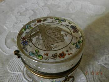 Zdobená skleněná dóza v mosazné montáži Zdobená skleněná dóza v mosazné montáži