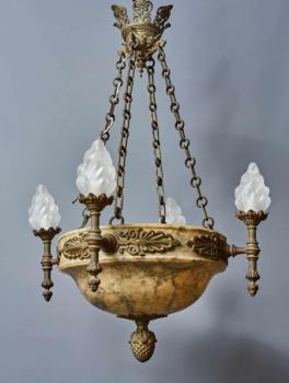 Reprezentativní bronzový lustr s alabastrovou misk Reprezentativní bronzový lustr s alabastrovou misk