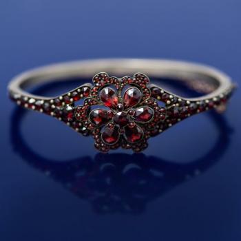 Granátový pevný náramek Granátový pevný náramek