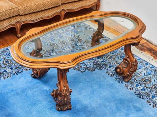 Konferenční stolek vyřezávaný v barokním stylu Konferenční stolek vyřezávaný v barokním stylu