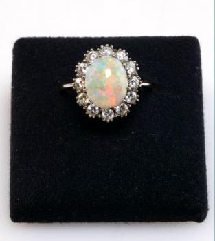 Zlatý prsten s opálem a diamanty Zlatý prsten s opálem a diamanty