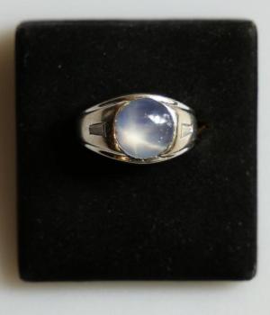 Zlatý prsten s asterickým safírem a diamanty Zlatý prsten s asterickým safírem a diamanty