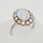 Zlatý prsten s opálem a diamanty Zlatý prsten s opálem a diamanty