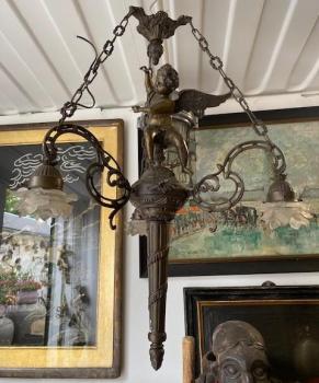 Bronzový lustr s andělem  Bronzový lustr s andělem