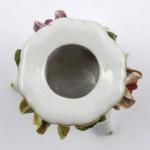 Nízký svícen s reliéfními květy Nízký svícen s reliéfními květy