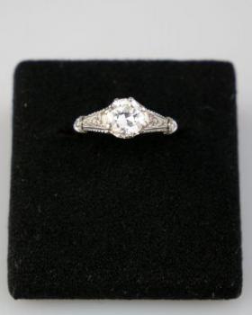 Zlatý prsten s diamantem Zlatý prsten s diamantem