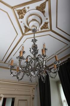 Dvoupatrový figurální lustr. Dvanáctiramenný Dvoupatrový figurální lustr. Dvanáctiramenný