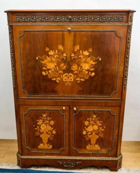 Intarzovaný klapsekretář v klasicistním stylu Intarzovaný klapsekretář v klasicistním stylu