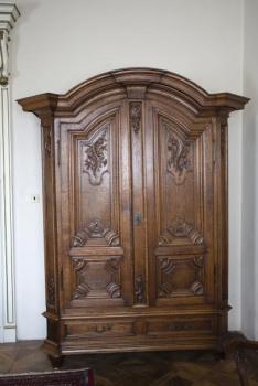 Zámecká dubová skříň z 19. století Zámecká dubová skříň z 19. století