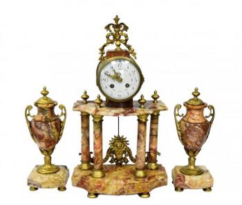 Sloupkové mramorové hodiny s ozdobnými kalichy  Sloupkové mramorové hodiny s ozdobnými kalichy