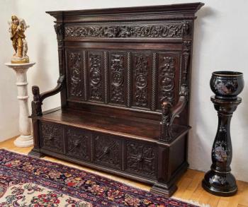 Vyřezávaná neorenesanční lavice z masivního dubu Vyřezávaná neorenesanční lavice z masivního dubu