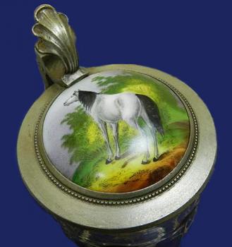 Masivní skleněný korbel s poklopem Masivní skleněný korbel s poklopem