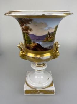 Porcelánová váza s romantickým motivem  Porcelánová váza s romantickým motivem