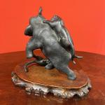 Bronzová plastika: Slon bojující s tygry Bronzová plastika: Slon bojující s tygry