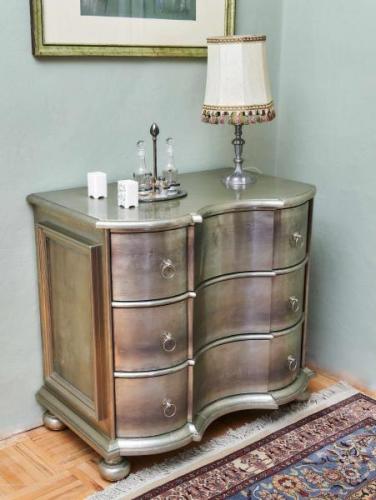 Designová komoda se stříbrným povrchem Designová komoda se stříbrným povrchem