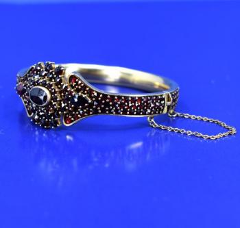 Stříbrný granátový náramek Stříbrný granátový náramek