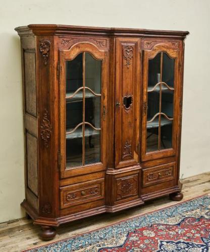 Vyřezávaná lutyšská dubová knihovna z 19. století  Vyřezávaná lutyšská dubová knihovna z 19. století