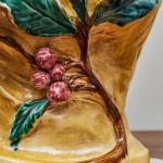 Fajánsová busta ve stylu Alfonse Muchy Fajánsová busta ve stylu Alfonse Muchy