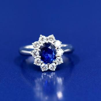 Bílozlatý prsten se safírem a diamanty Bílozlatý prsten se safírem a diamanty