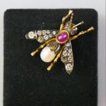 Zlatá brož s diamanty, rubínem a perlou Zlatá brož s diamanty, rubínem a perlou