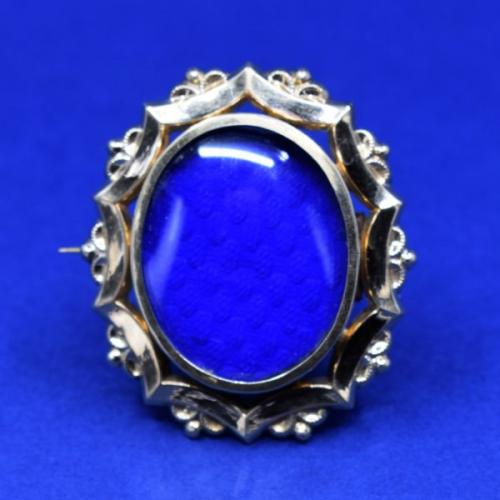 Zlatá brož - medailon na fotografii, 1870 Zlatá brož - medailon na fotografii, 1870