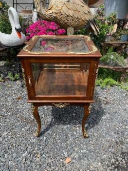 Prosklený stolek -vitrína  Prosklený stolek -vitrína